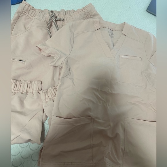 Jaanuu Scrubs Set - Picture 1 of 5